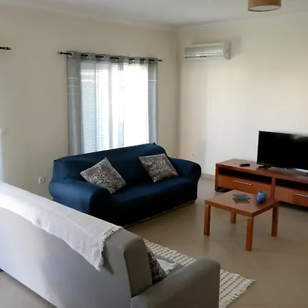 Spacious House In Aldeia Dos Pinheiros With Pool Vakantiehuis *