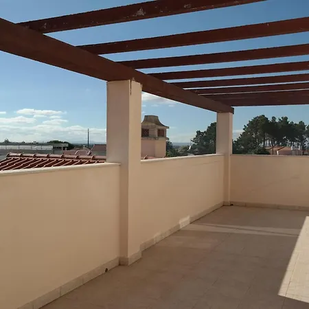 Vakantiehuis Spacious House In Aldeia Dos Pinheiros With Pool Azeitao