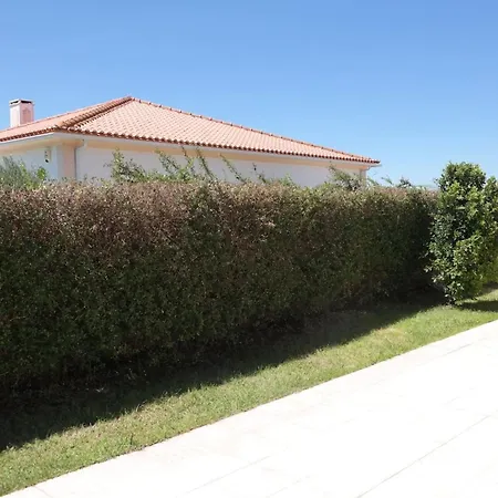 Vakantiehuis Spacious House In Aldeia Dos Pinheiros With Pool Azeitao
