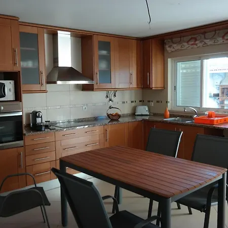 Spacious House In Aldeia Dos Pinheiros With Pool Vakantiehuis *